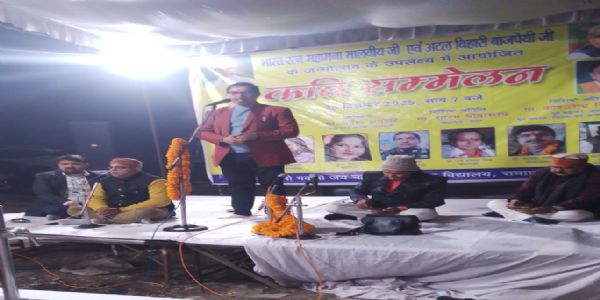 सिंगार रस, वीर रस के कवियों ने अपनी कविताओं से श्रोताओं का मोह लिया मन