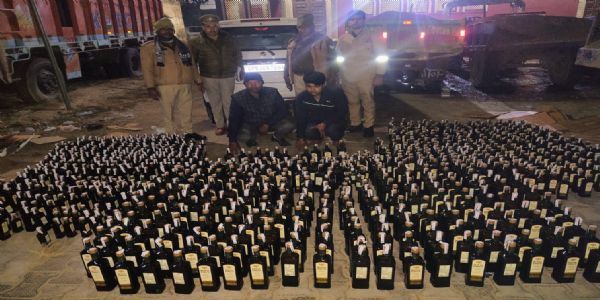 मथुरा : चार लाख की हरियाणा मार्का अवैध अंग्रेजी शराब जब्त, दो तस्कर गिरफ्तार