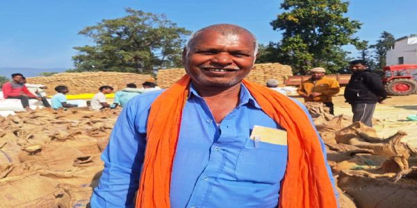 बलरामपुर : उपार्जन केंद्रों में सुचारू धान खरीद से किसान संतुष्ट, योजनाओं से सशक्त हो रहे राजेश्वर