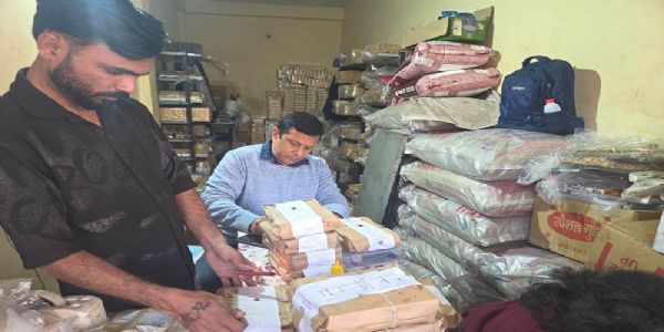 इंदौरः गंदगी के बीच बना रहे थे गजक, जिला प्रशासन ने 02 फैक्ट्रियों को कराया बंद