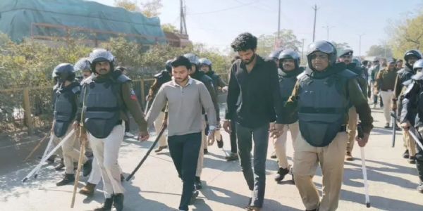 आगरमालवाः पुलिस वाहन हुआ खराब, आरोपियों को पैदल ले गई कोर्ट