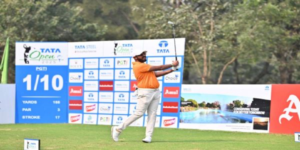 युवराज संधू की धमाकेदार 64 से शीर्ष पर छलांग