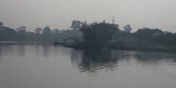 खारुन नदी तट पर अवैध रेत उत्खनन : सक्शन व चैन माउंट मशीन जब्त