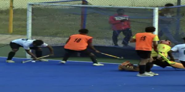 लखनऊ में प्रदेश स्तरीय जूनियर हॉकी प्रतियोगिता में खिलाड़ियाें ने दिखाया दमखम