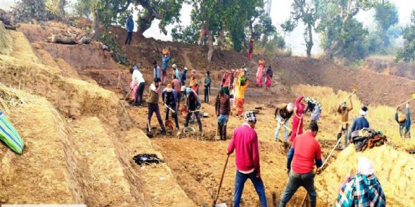 बलरामपुर : मनरेगा से ग्रामीण आजीविका को नई ताकत, वाड्रफनगर में आजीविका डबरी निर्माण शुरू