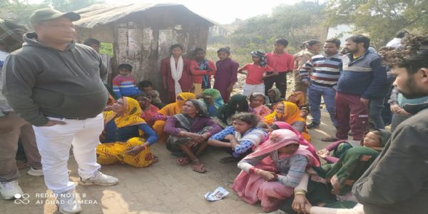 जंगल में मारपीट का आरोप, सड़कों पर उतरीं महिलाएं—छह घंटे तक वन विभाग के खिलाफ हंगामा