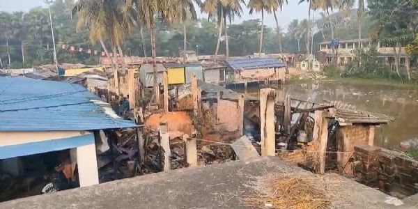 रामनगर बाजार में क्रिसमस की आग लगने से तीन दुकानें जल कर खाक