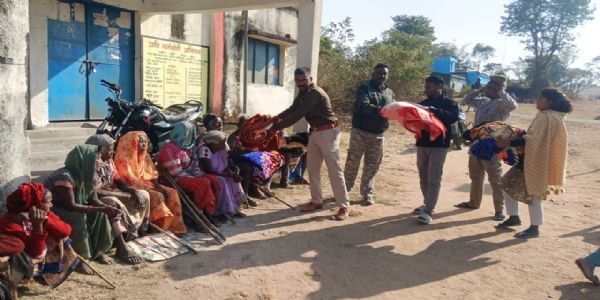 पुलिस ने जररतमंदाें के बीच किया कंबल वितरण