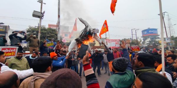 बांग्लादेशी अत्याचार के खिलाफ यूनुस का फूँका गया पुतला