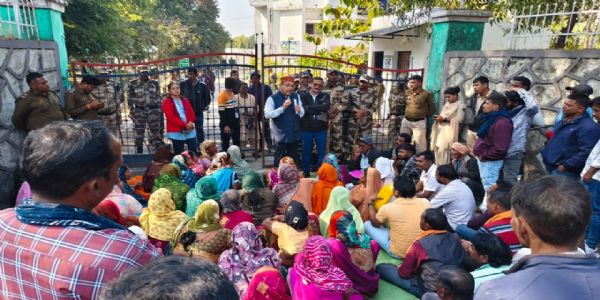 कोरबा : वैकल्पिक रोजगार व बढ़ी मुआवजा राशि की मांग को लेकर गेवरा भू-विस्थापितों का 4 घंटे का घेराव