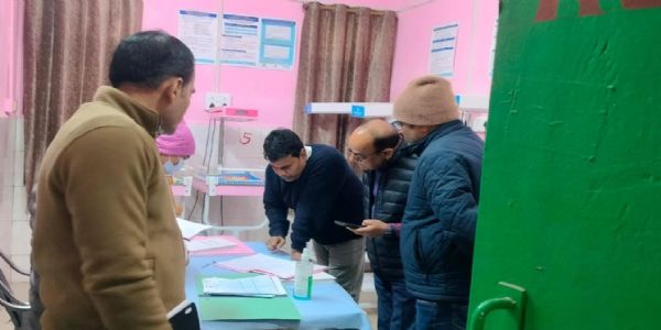 सीतापुर: तंबाैर सीएचसी ने डीएम का निरीक्षण, रेडियोलॉजिस्ट का तबादला और दो स्वास्थ्यकर्मियों का वेतन काटा