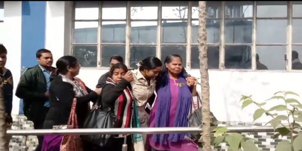 आशा कर्मियों का उग्र प्रदर्शन, बेहोश हुई महिला पुलिसकर्मी की आशा कर्मियों ने की प्राथमिक उपचार