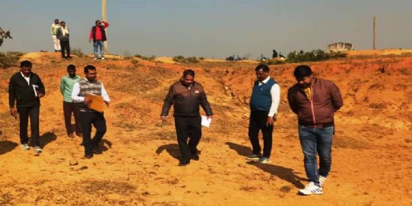 बलरामपुर : वाड्रफनगर की ग्राम पंचायतों का संभाग उपायुक्त ने किया निरीक्षण, अमृत सरोवर कार्यों की समीक्षा