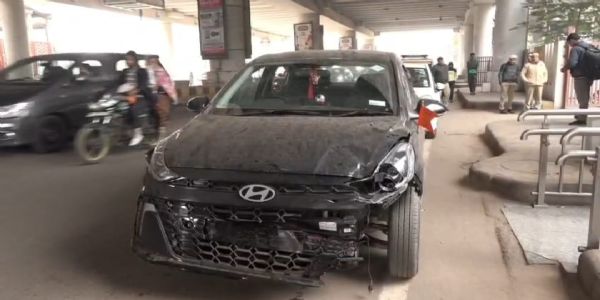 बैरिकेडिंग तोड़कर तीन पुलिसकर्मियों को रौंदने वाले बीटेक के दो छात्र गिरफ्तार, तीन फरार