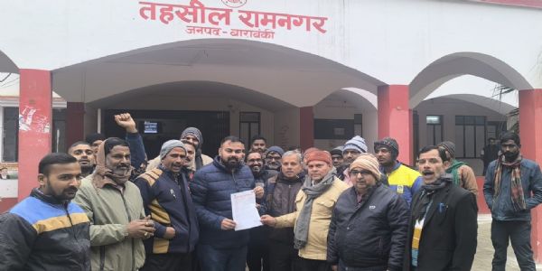 हिंदुओं पर अत्याचार के विरोध में अधिवक्ताओं ने बांग्लादेश सरकार का फूंका पुतला