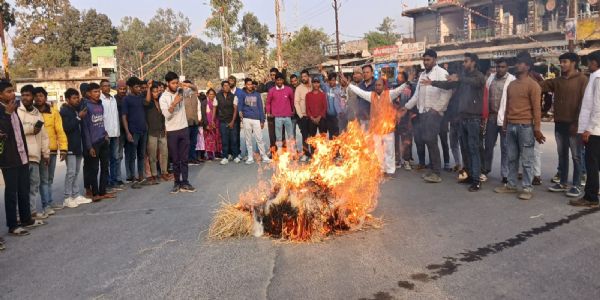 बलरामपुर : बांग्लादेश में हिंदुओं पर कथित हमलों के विरोध में बलरामपुर में उग्र प्रदर्शन, पुतला दहन कर जताया आक्रोश
