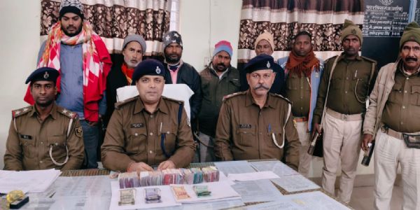 प्रतिबंधित लॉटरी टिकट और नगद राशि के साथ पांच कारोबारी गिरफ्तार