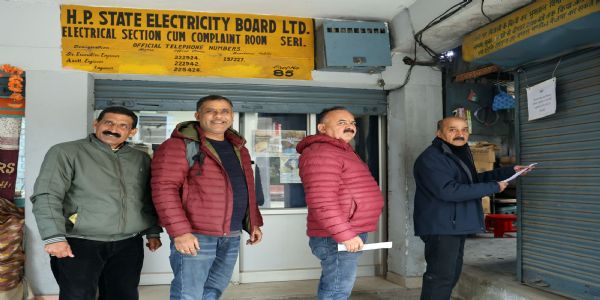 बंद कर दिया इंदिरा मार्केट का बिजली बिल कलेक्शन सेंटर, लोग परेशान