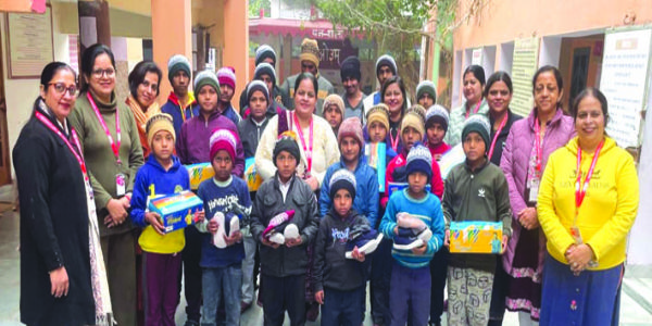 जरूरतमंद बच्चों को गर्म कपड़े वितरित