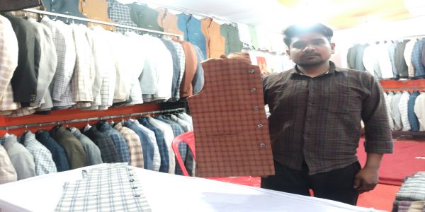 उत्तराखंड से खादी प्रदर्शनी में आई ट्यूड सदरी, नौजवानों को खासा पसंद