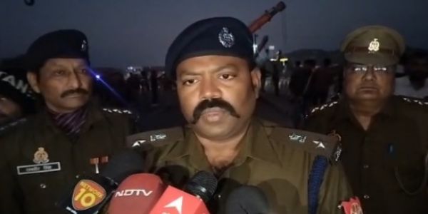 18 चक्का ट्रक अनियंत्रित होकर टिकिया के ठेले समेत नहर में गिरा, एक की मौत