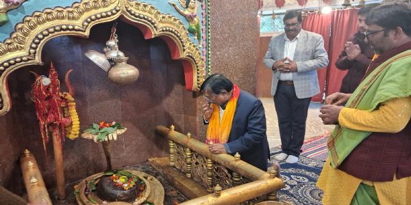 झारखंड उच्च न्यायालय के न्यायाधीश ने बाबा आम्रेश्वर धाम में की पूजा-अर्चना