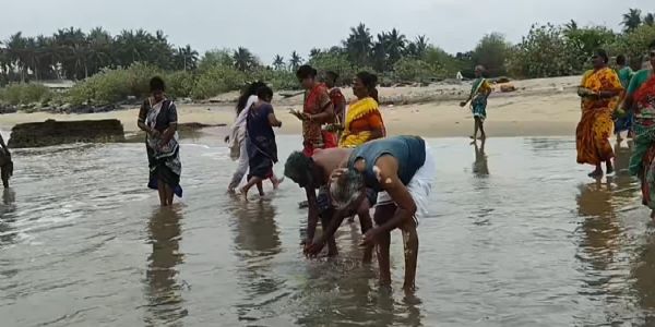 सुनामी की 21वीं बरसी पर लोगों ने श्रद्धांजलि दी