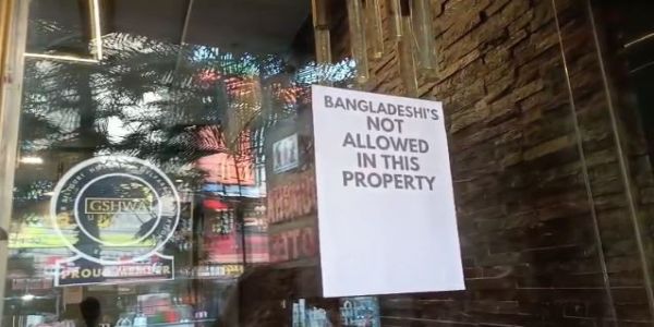 होटलों में लगाए गए पोस्टर