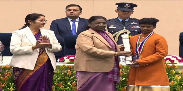 राष्ट्रपति मुर्मु योगिता मंडावी को सम्मानित करती हुई राष्ट्रपति मुर्मु योगिता मंडावी को सम्मानित करती हुई