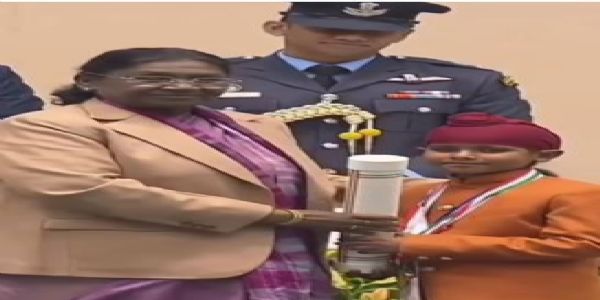 पंजाब के साहसी बालक काे सम्मानित करती राष्ट्रपति