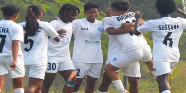 गोल करने के बाद खुशी मनाती नीता एफए की टीम