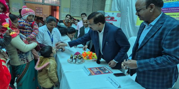 विटामिन-ए सम्पूरण कार्यक्रम के द्वितीय चरण का शुभारम्भ, जिलाधिकारी ने बच्चों को पिलाई खुराक