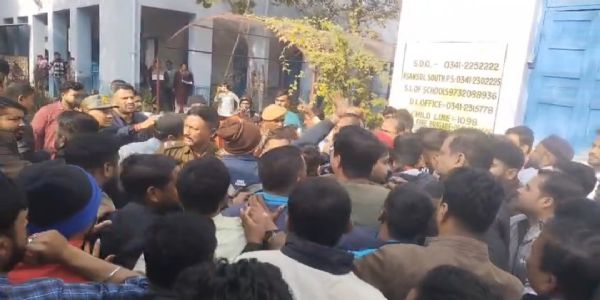 एसआइआर : सुनवाई के दौरान तृणमूल कार्यकर्ताओं का हंगामा