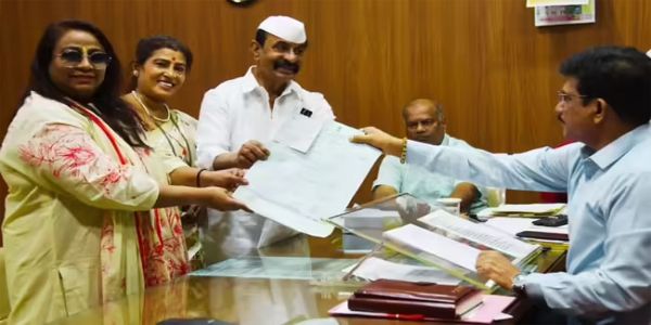 बीएमसी चुनाव : गैंगस्टर अरुण गवली की दोनों बेटियों ने भरा नामांकन