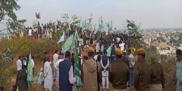 अरावली बचाओ आंदोलन: दौसा में डाक बंगले पर ताला देख भड़के कांग्रेसी, कई जिलों में पैदल मार्च और विरोध