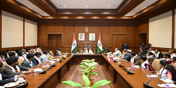 राज्यपाल ने अष्टलक्ष्मी दर्शन युवा विनिमय कार्यक्रम के प्रतिभागी युवाओं से किया संवाद