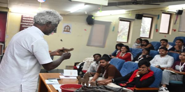 वाराणसी के छात्र तमिलनाडु में सीख रहे हैं मूर्तिकला के गुर,पीछे छिपे दर्शन का बोध