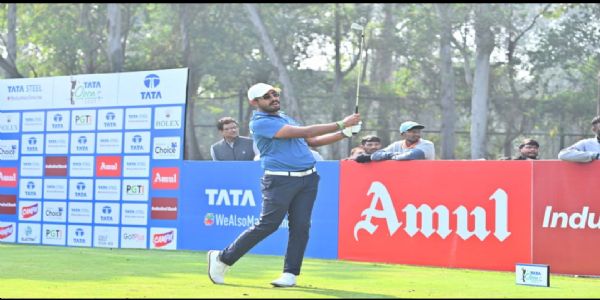 टाटा ओपन 2025 के फाइनल राउंड से पहले शुबहम जगलान और युवराज संधू के बीच कांटे की टक्कर