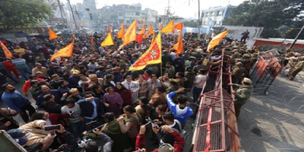 जम्मू में लोकभवन के बाहर विरोध प्रदर्शन, मेडिकल कॉलेज में दाखिले विवाद पर उपराज्यपाल का पुतला फूंका