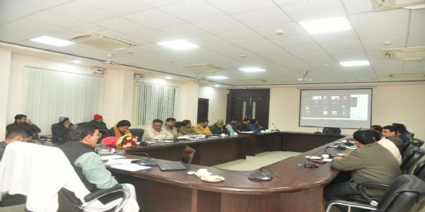 आश्रय स्थानों के व्यवस्थापन एवं अलाव की व्यवस्था पर मंत्री एके शर्मा ने की समीक्षा