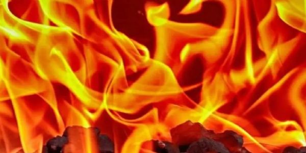 हार्डवेयर दुकान में लगी आग, लाखों का नुकसान