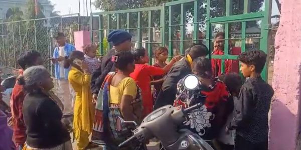 विद्यालय और मंदिर के बीच टावर, स्थानीय लोगों ने जताया कड़ा विरोध