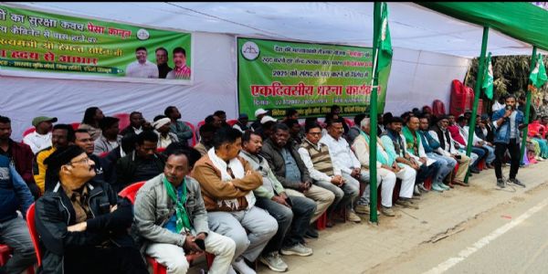 मनरेगा में संशोधन के खिलाफ झामुमो ने दिया धरना, राष्ट्रपति के नाम उपायुक्त को सौंपा ज्ञापन