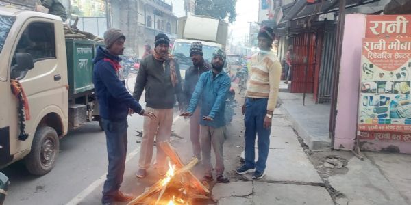 सर्द शीतलहर से बचाव को लेकर नगर परिषद की ओर अलाव की व्यवस्था