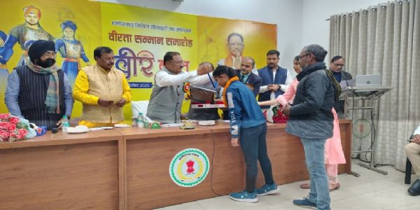 धमतरी:बड़ी बहन की जान बचाने वाली बालिका अंशिका साहू को साहिबजादा जोरावर सिंह वीरता पुरस्कार