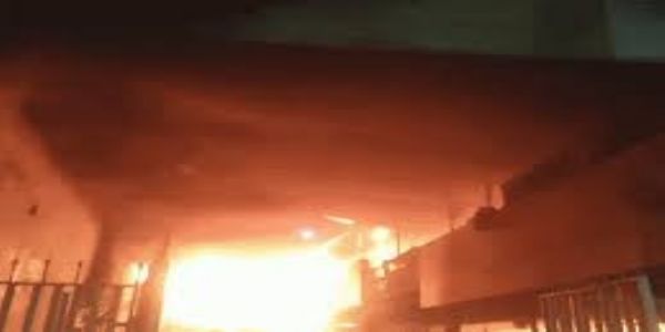 भोपाल के टिंबर मार्केट में लगी भीषण आग, तीन दुकानें जलकर खाक, 4 लोग घायल