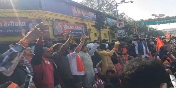 मैग्नेटो मॉल ताेड़फाेड़ मामले में गिरफ्तारी के विराेध में बजरंगदल ने थाने का घेराव कर किया चक्काजाम