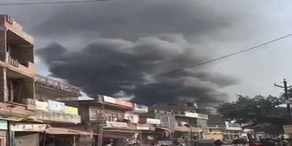 शोरूम में लगी आग, फायर बिग्रेड टीम राहत कार्य में जुटी