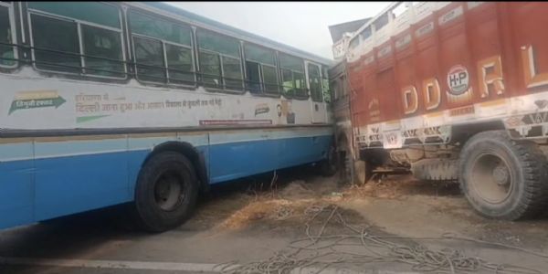 जींद में घने कोहरे से स्कूल बस सहित चार वाहन आपस में टकराए, सभी यात्री सुरक्षित