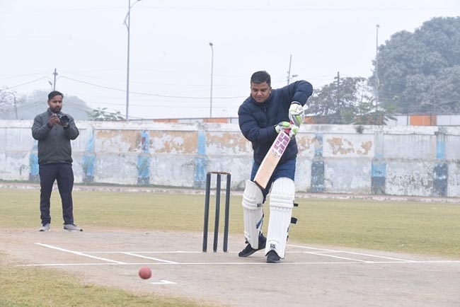 बैटिंग करते डीएम